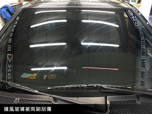 雨天開車時雨刷片已換新的卻還是刮不乾淨,可能是擋風玻璃卡油膜甚至玻璃表面刮傷